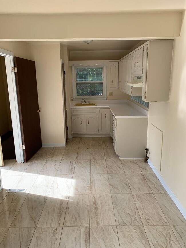 Building Photo - 3BR SINGLE FAMILY HOME WITH FULL BASEMENT,...