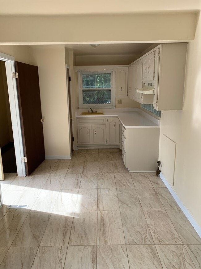 Foto del edificio - 3BR SINGLE FAMILY HOME WITH FULL BASEMENT,...