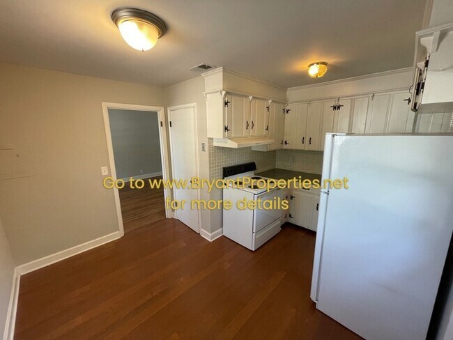 Building Photo - 1915-B Sweetbriar Ave - Nashville, TN 37212