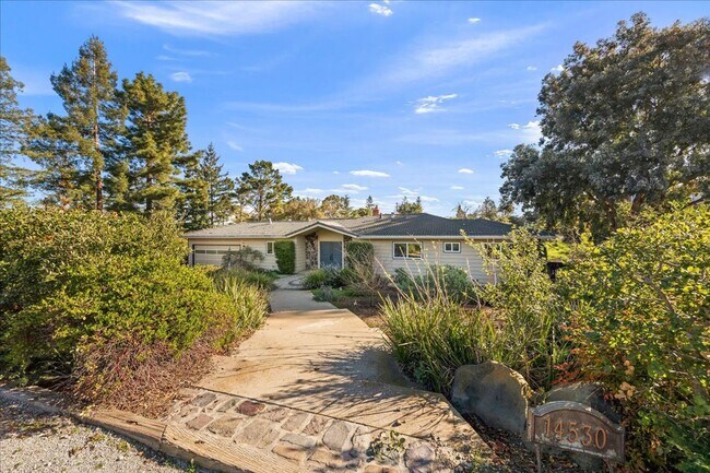 Foto del edificio - Beautiful remodeled 3 Bed 2 Bath home in Los Altos Hills