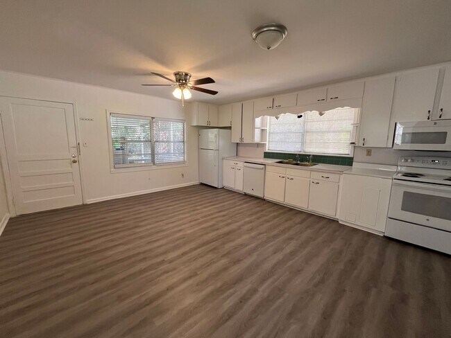 Foto del edificio - Charming Vintage Home on 3 City Lots near football stadium Live Oak, FL