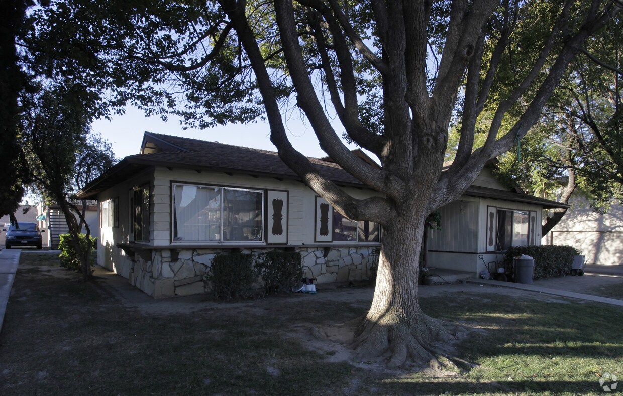 Building Photo - 1554 E Canfield Ln