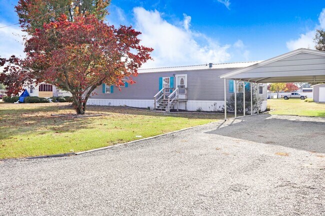 Building Photo - ADORABLE 2 BR, 2 BA W/ WIRED STORAGE BUILD...