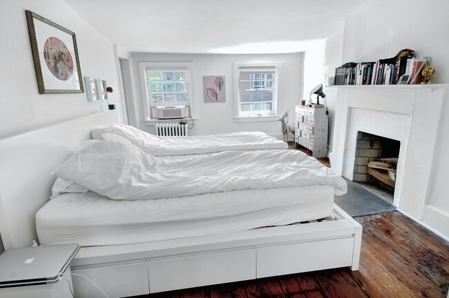 Foto del edificio - West Village Brownstone Penthouse 1BR