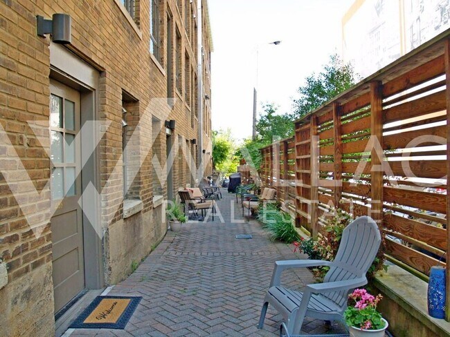 Foto del edificio - DOWNTOWN LIVING WITH PRIVATE GATED ENTRANCE 1 BEDROOM / 1 BATH