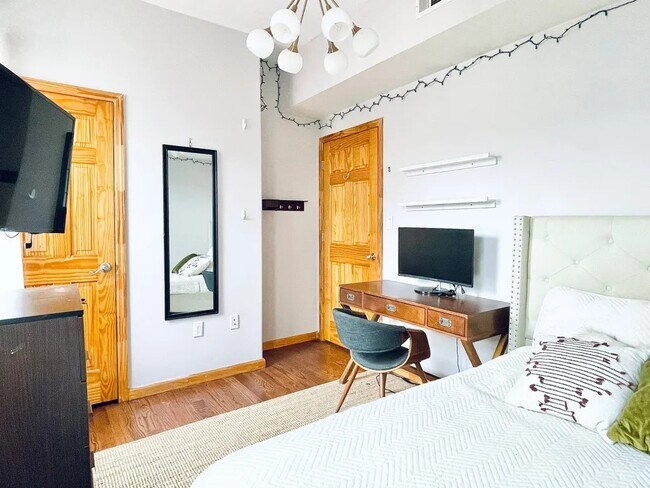 Foto del edificio - Furnished room/NOT APARTMENT