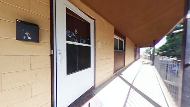 Building Photo - Newly updated 2 Bedroom, 1 bathroom Apartm...