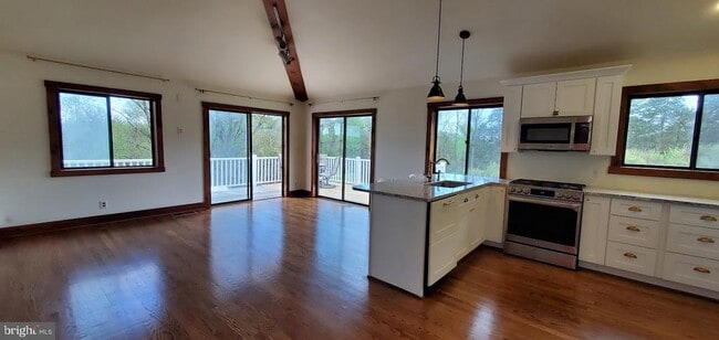 Building Photo - 6721 Springhouse Ln