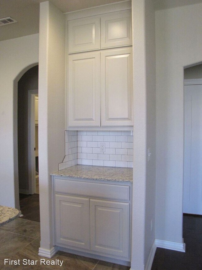 Building Photo - 4 br, 2.5 bath House - 389 N Reeds Bridge Dr