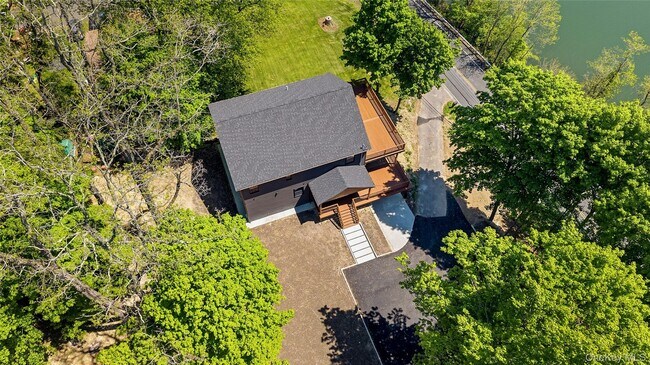 Foto del edificio - 548 Lakes Rd