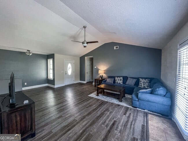 Foto del edificio - 613 Waverly Ln