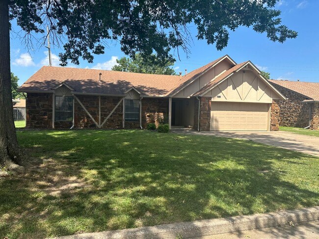 Building Photo - Large single story 4 bedroom