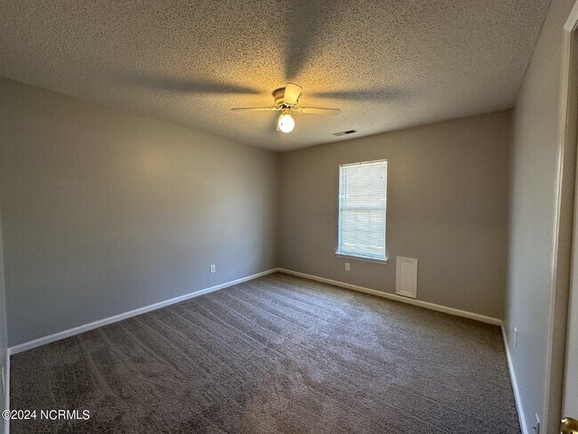 Building Photo - 205 Live Oak Ct