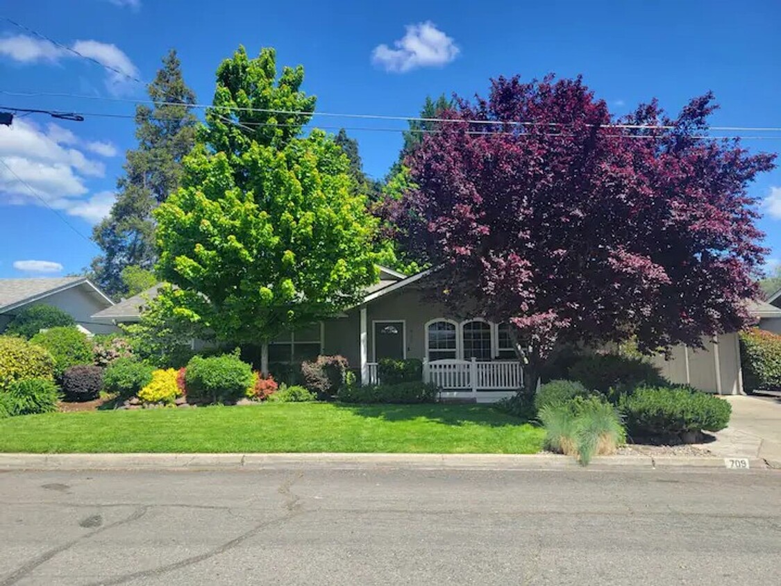 Foto principal - 3 bed 2 bath Home for Rent in Grants Pass