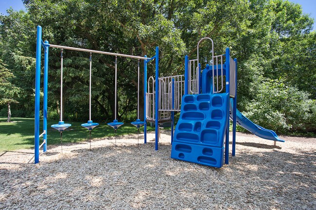 Área de juegos para niños en el complejo - Yorkshire Lane Apartments