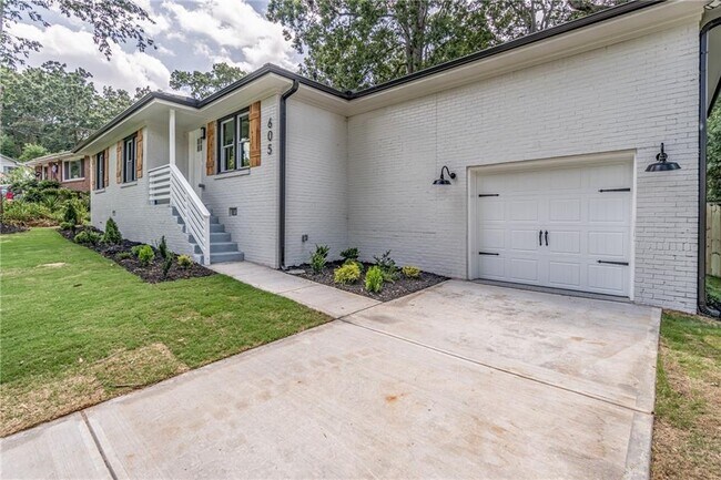 Foto del edificio - 605 Blake Ave SE