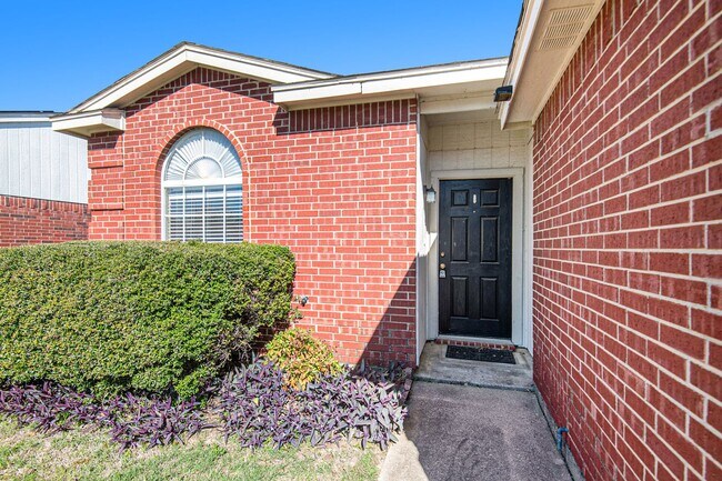 Building Photo - Beautifully crafted 3-2-2 home in the Fort...