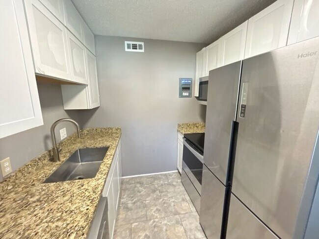 Foto del edificio - Hampton Hills Condo