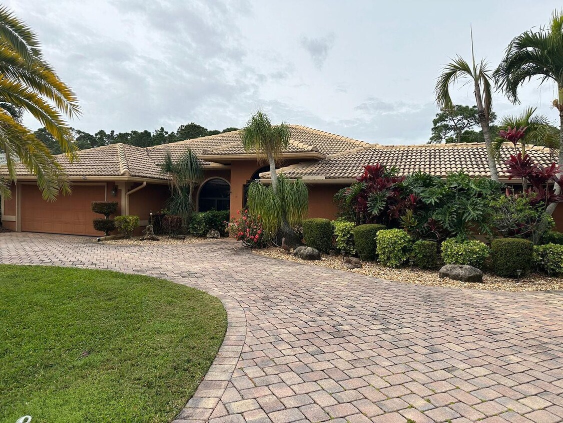 Foto principal - Tranquil Lakefront Living in the Heart of ...