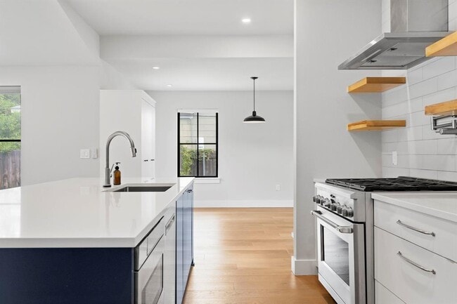 Foto del edificio - 5604 Bull Creek Rd