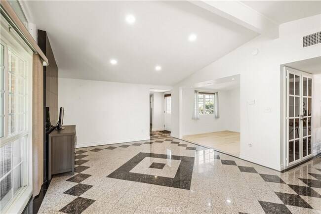 Foto del edificio - 7957 Sale Ave