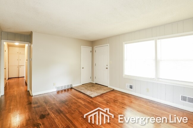 Foto del edificio - 9512 Bennington Ave