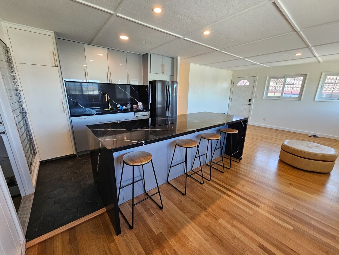 Primary Photo - 3-Beds, 1.5-Bath Apartment with One tandem...