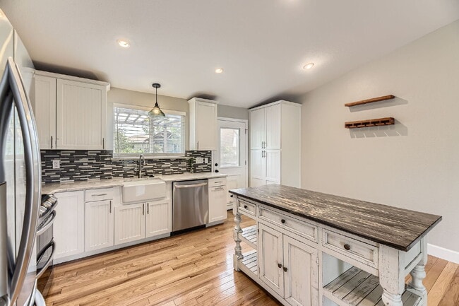 Building Photo - "Immediate Availability! Charming 4-Bed Ho...