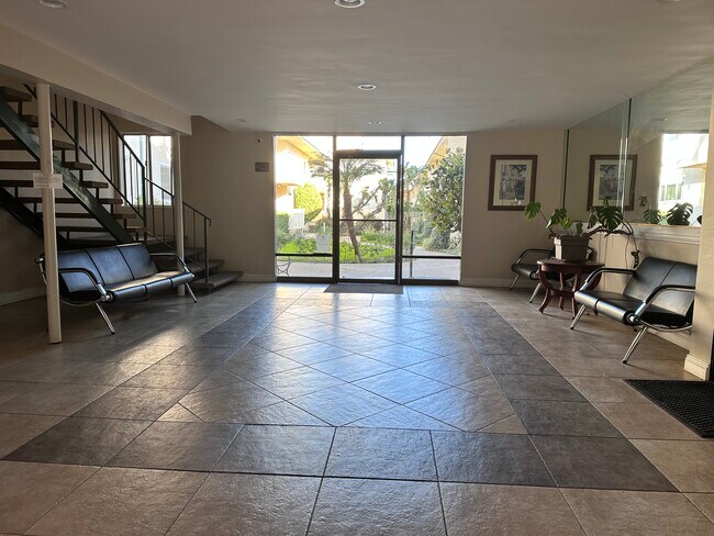 Foto del edificio - 5328 Newcastle Ave