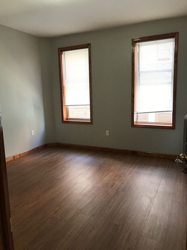 Habitación trasera #2 - 1456 Dahill Rd