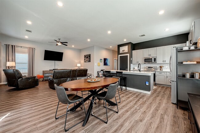 Building Photo - 108 Bay Oaks Dr