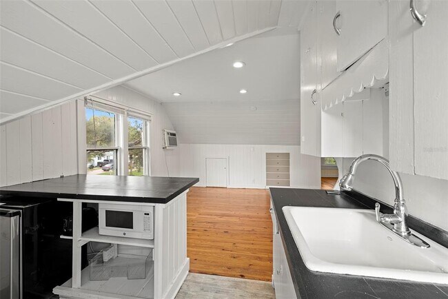 Building Photo - 1027 17th St N