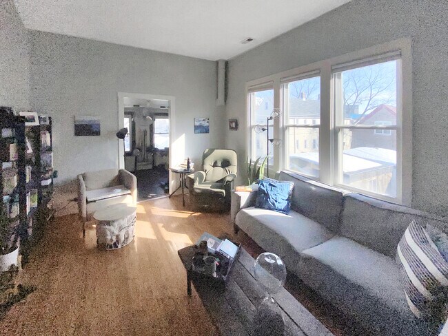 Foto del edificio - 2137 N Maplewood Ave