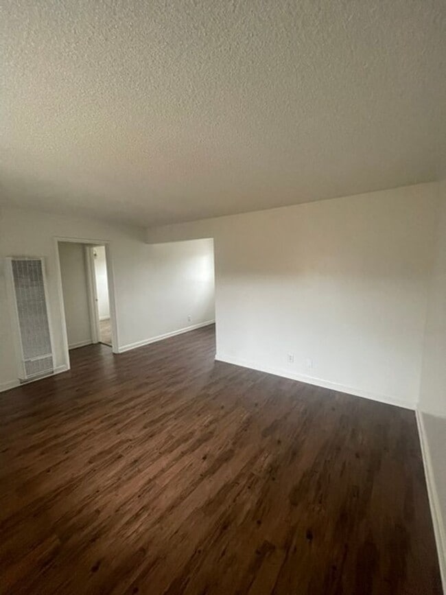 Building Photo - Downstairs One Bedroom with $1000 Move in ...