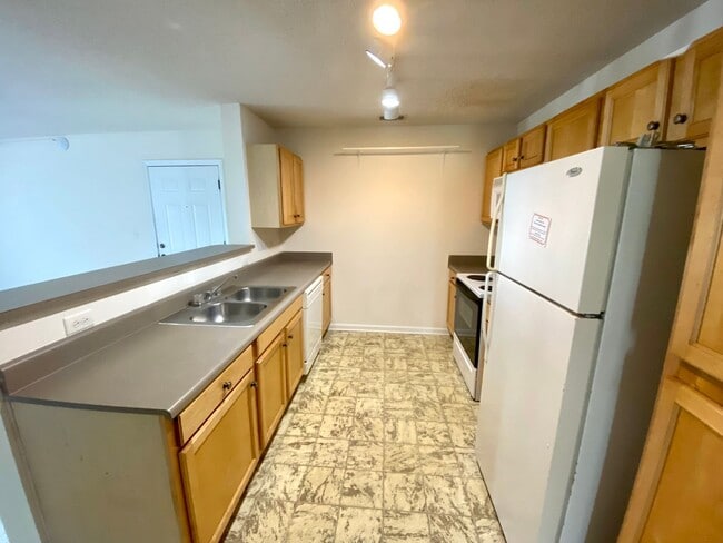 Building Photo - 3 Bedroom Condo at Hart's Cove!