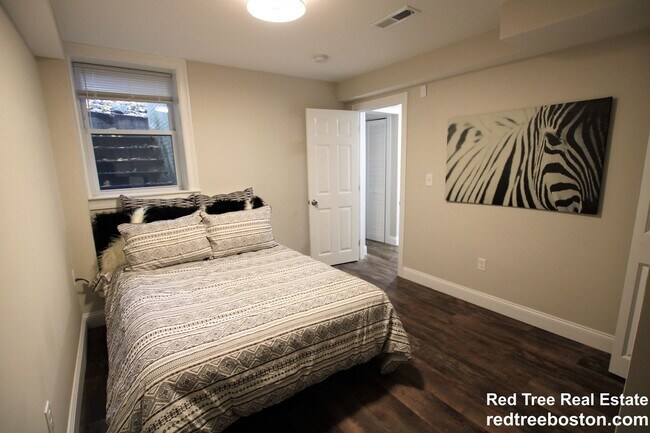 Building Photo - Luxury Apt near Brookline & T!  W/D in Uni...