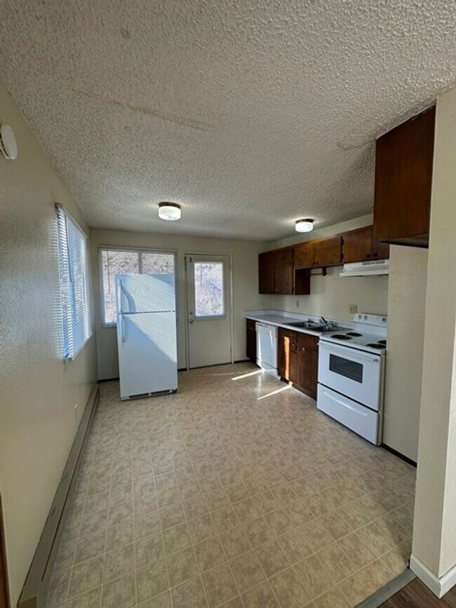 Building Photo - 2 Bedroom Upstairs Unit in 4-Plex