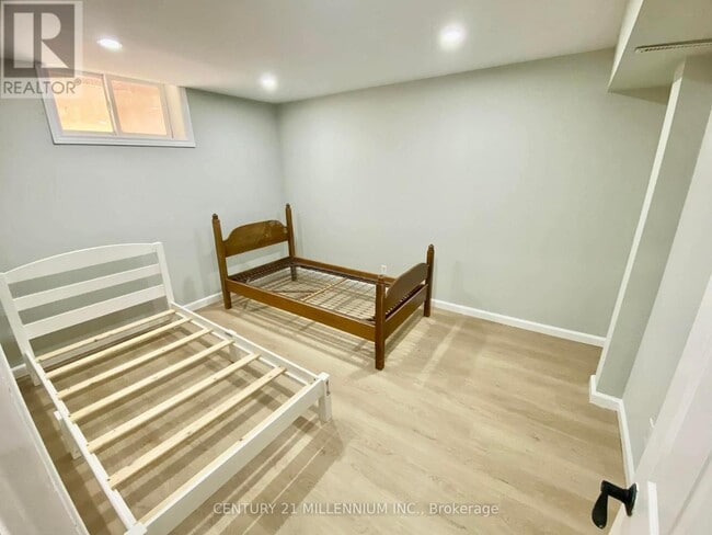 Building Photo - 248 Howard Crescent