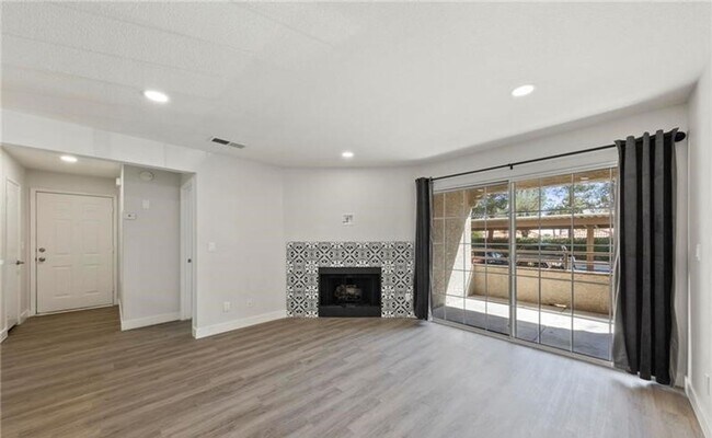 Foto del edificio - Upgraded 2 bedroom condo in guard gated co...