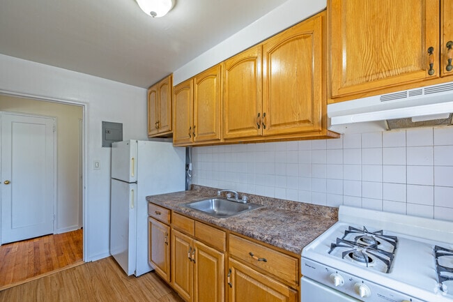 1BR, 1BA -700 SF - Kitchen - King Alfred Apartments