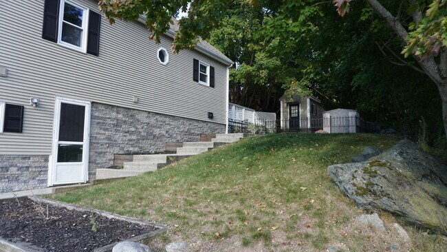 Patio y entrada - 167 Mendon Rd