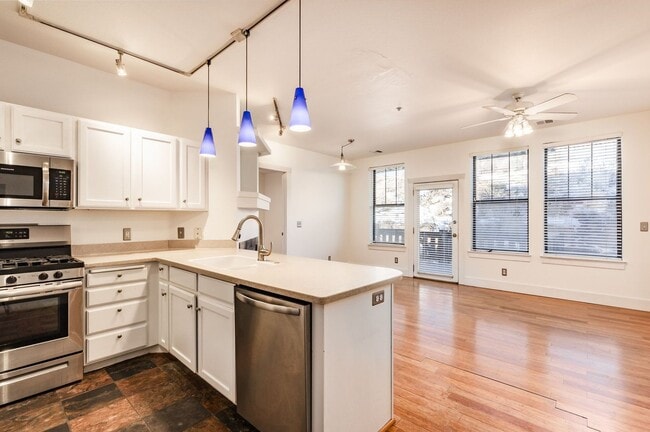 Foto del edificio - Bright first-floor Pinebrook Pointe condo