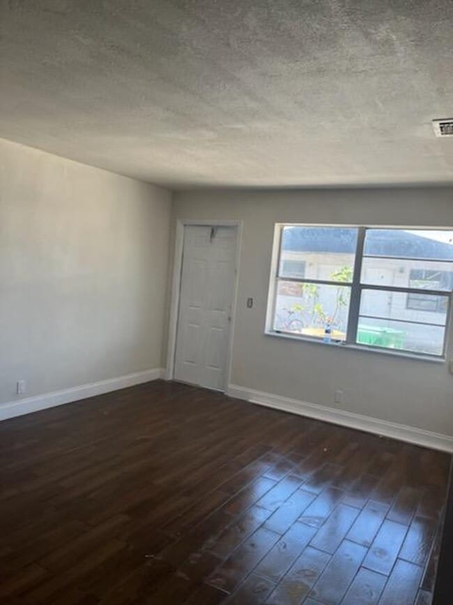 Building Photo - LARGE NEWLY RENOVATED APARTMENTS