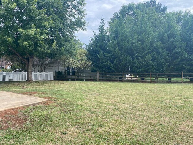 Building Photo - Ranch 3 bed, 2 bath Ranch with fenced yard, 2 car garage SW Charlotte