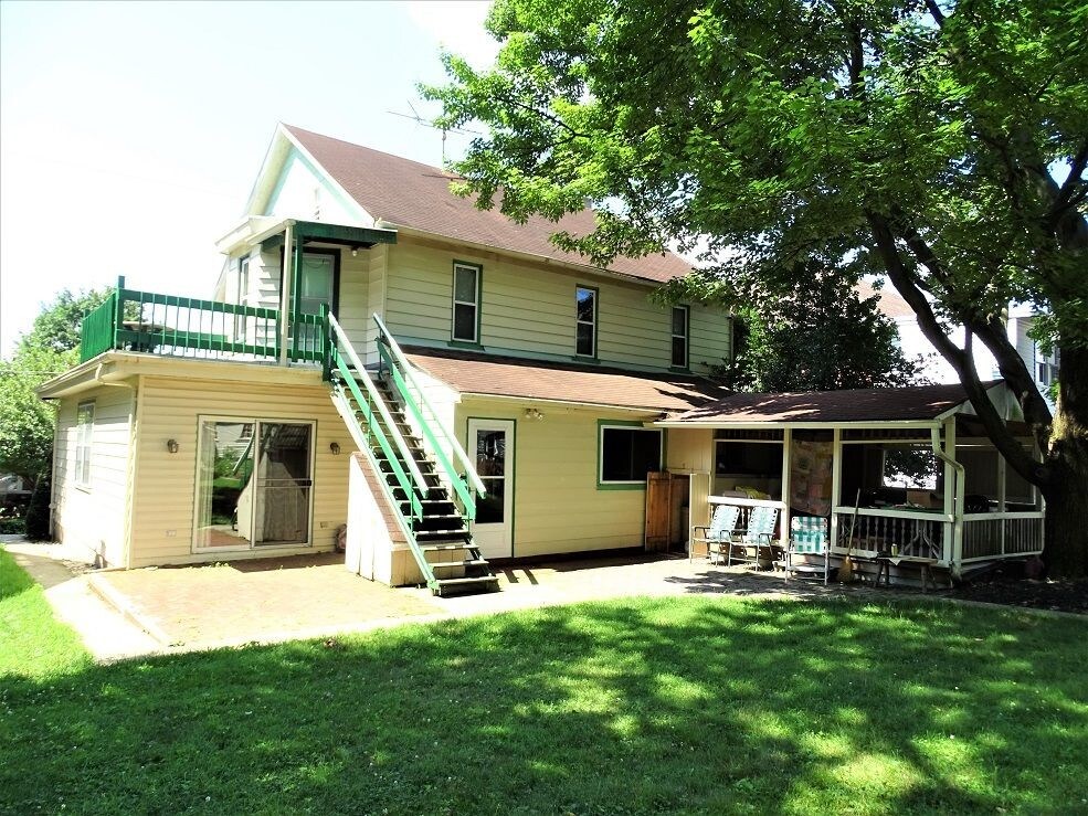 929 Broad St, Akron, PA 17501 Room for Rent in Akron, PA