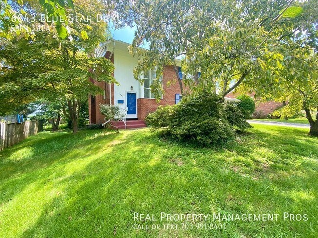 Building Photo - Spacious and Sun-Filled 5 Bedroom w/ Den, ...