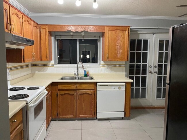 Building Photo - 6171-6192 192 St