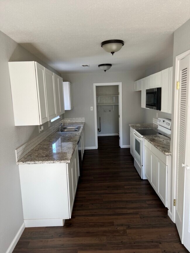 Building Photo - 2358 Belladonna St