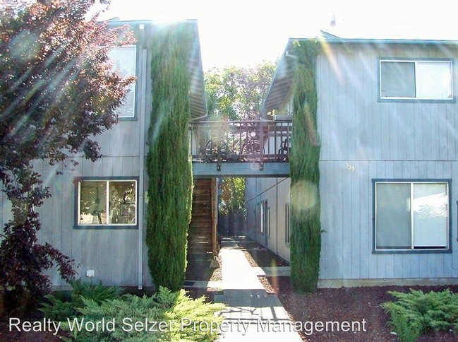 Building Photo - 335 Leslie St