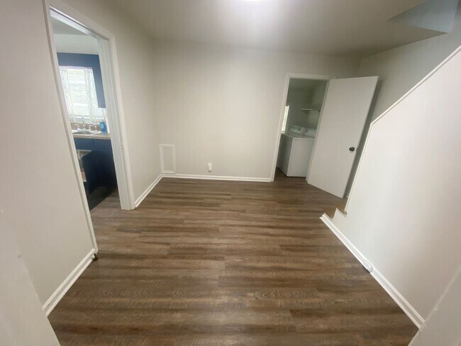 Building Photo - Charming one-bedroom oasis available in the heart of Gainesville!